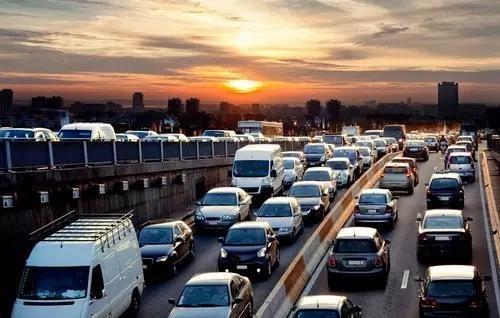 高速路上时间堵车，油没了怎么办呢？